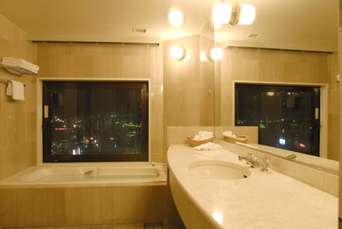 Granvia Junior Suite, Non Smoking (55㎡)【20F】 | Bathroom | Combined shower/tub, deep soaking tub, free toiletries, hair dryer