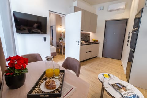 Superior Suite, 1 Bedroom, Kitchen | In-room safe, blackout drapes, soundproofing, iron/ironing board