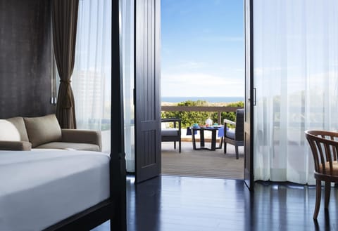 Deluxe Room with Sea View | Balcony