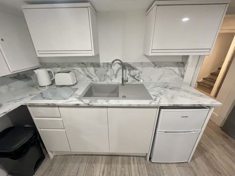 Suite, Private Bathroom (Basement suite & spa bath) | Private kitchen