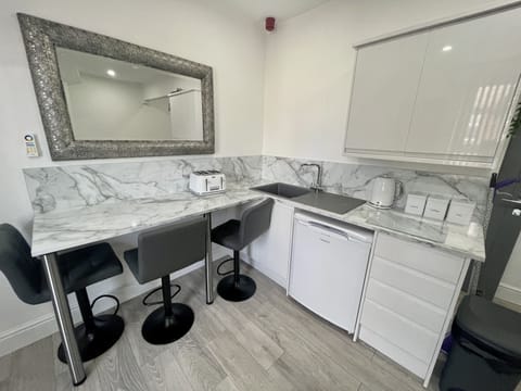 Superior Suite, Private Bathroom (Spa Bath) | Private kitchen