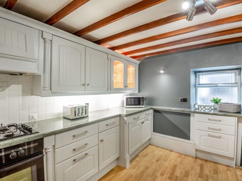 Cottage | Private kitchen | Fridge, dishwasher, electric kettle, toaster