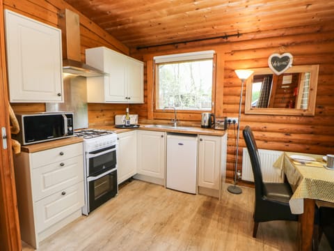 Cottage | Private kitchen | Fridge, electric kettle, cookware/dishes/utensils