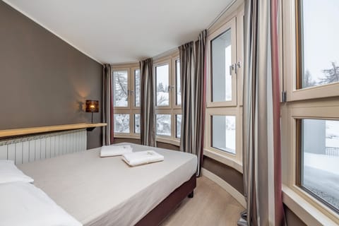 Superior Quadruple Room | In-room safe, desk, bed sheets