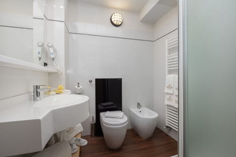 Superior Double Room | Bathroom | Shower, free toiletries, hair dryer, towels