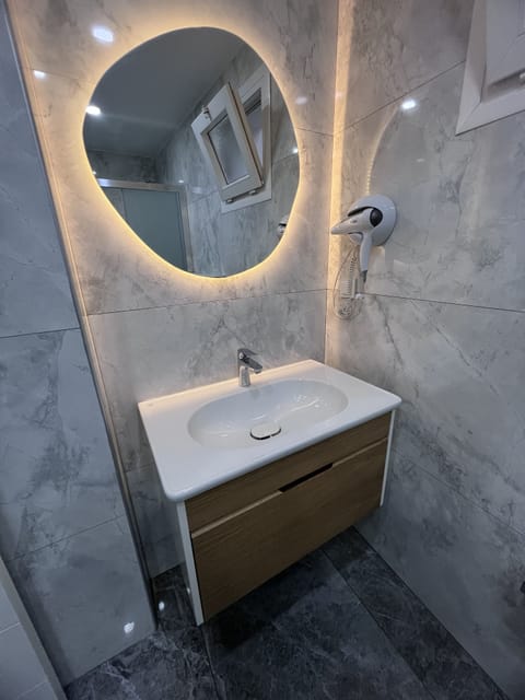 Standard Apartment | Bathroom | Shower, rainfall showerhead, free toiletries, hair dryer