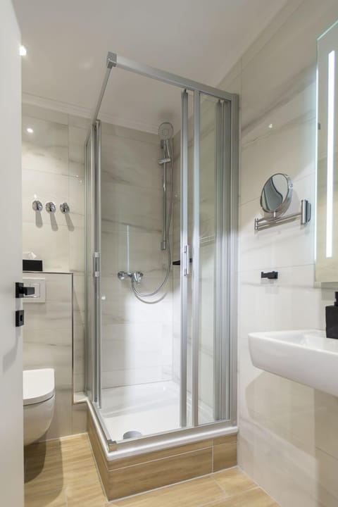Classic Single Room | Bathroom | Shower, hair dryer, towels