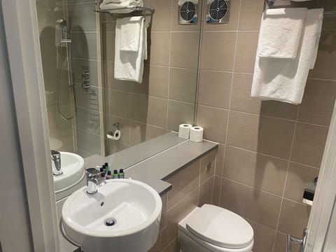 Combined shower/tub, free toiletries, hair dryer, towels