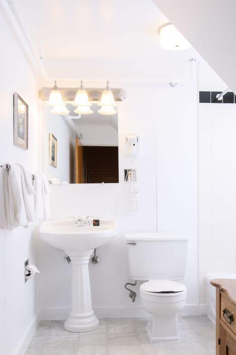 King Suite | Bathroom | Separate tub and shower, hair dryer, towels