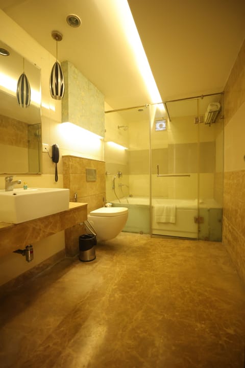 Deluxe Room | Bathroom | Combined shower/tub, rainfall showerhead, designer toiletries