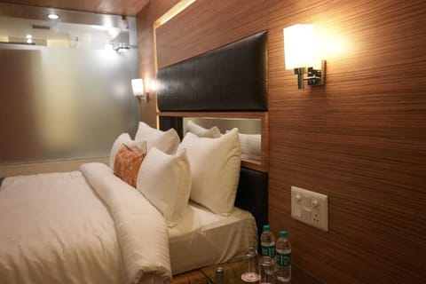 Business Room | Premium bedding, minibar, in-room safe, desk