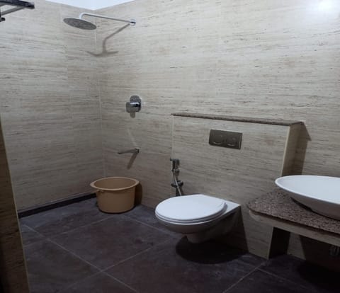 Family Suite | Bathroom | Shower, free toiletries, towels