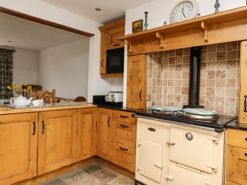 Cottage | Private kitchen | Fridge, dishwasher, electric kettle, toaster