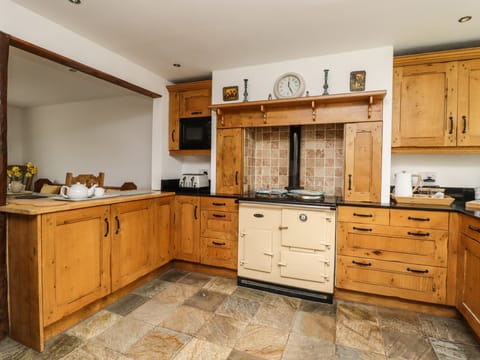 Cottage | Private kitchen | Fridge, dishwasher, electric kettle, toaster