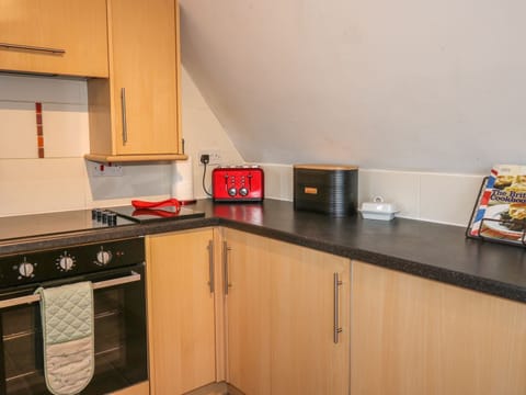Cottage | Private kitchen | Fridge, dishwasher, electric kettle, toaster