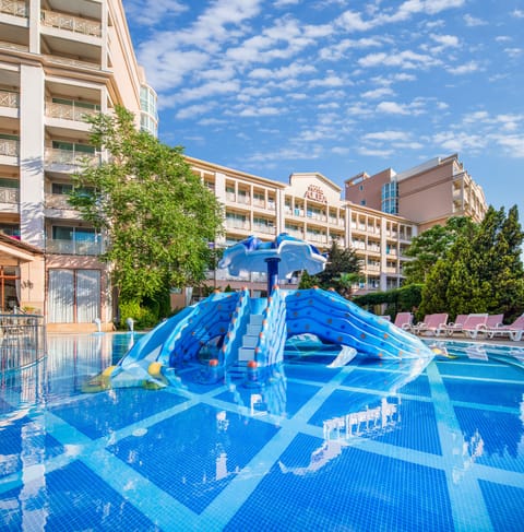 Seasonal outdoor pool, sun loungers, lifeguards on site