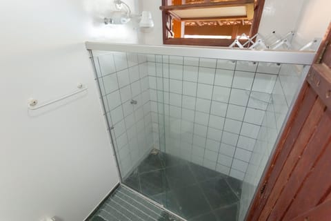 Shower, rainfall showerhead, free toiletries, towels