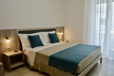 Premium bedding, memory foam beds, in-room safe, free WiFi