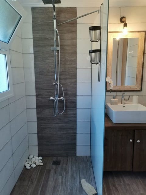 Basic Villa | Bathroom | Shower, rainfall showerhead, towels