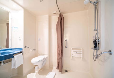 Double Room, Accessible, Non Smoking | Bathroom | Shower, towels