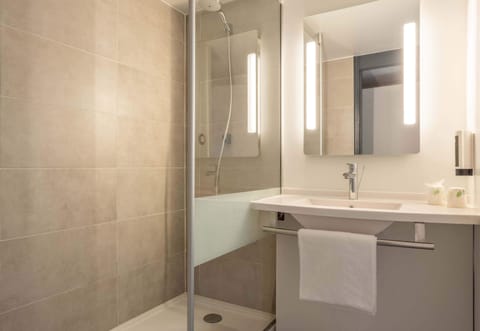 Shower, rainfall showerhead, towels