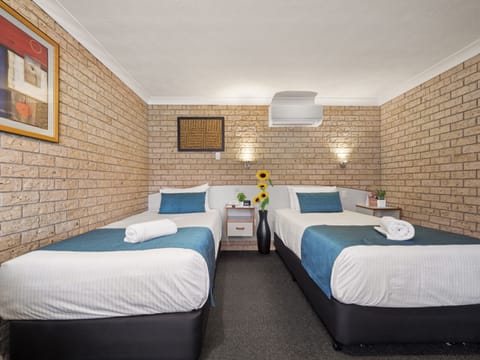 Twin Single Motel Room | Premium bedding, pillowtop beds, minibar, in-room safe