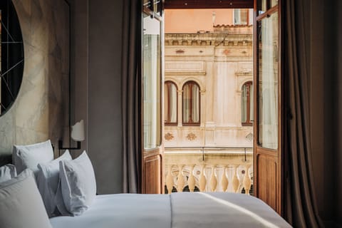 Premium bedding, Tempur-Pedic beds, free minibar items, in-room safe