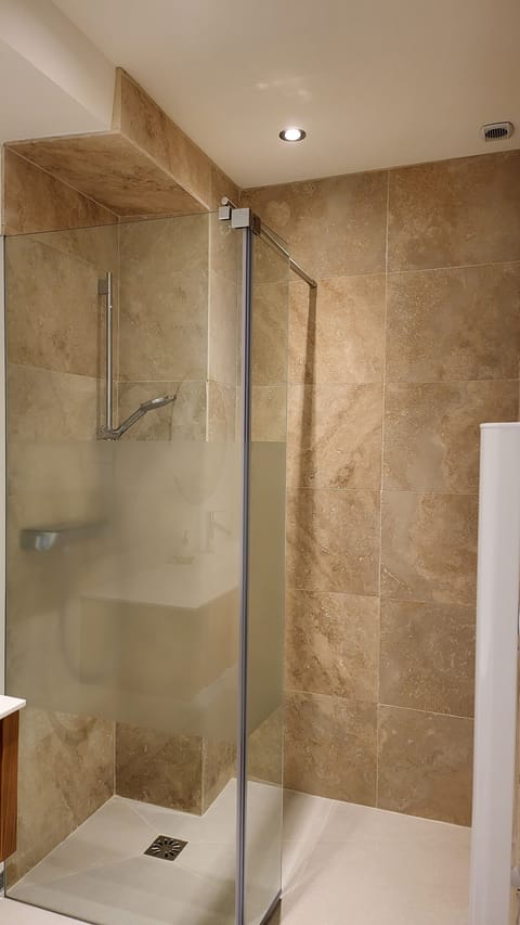 Deluxe Studio Suite | Bathroom | Shower, hydromassage showerhead, hair dryer, towels