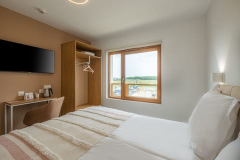 Twin Room | In-room safe, soundproofing, free WiFi, bed sheets