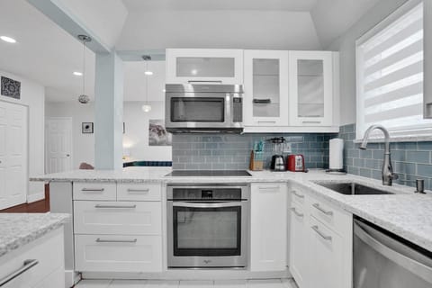 Superior Apartment, 1 Bedroom, Kitchen | Private kitchen | Full-size fridge, microwave, oven, stovetop