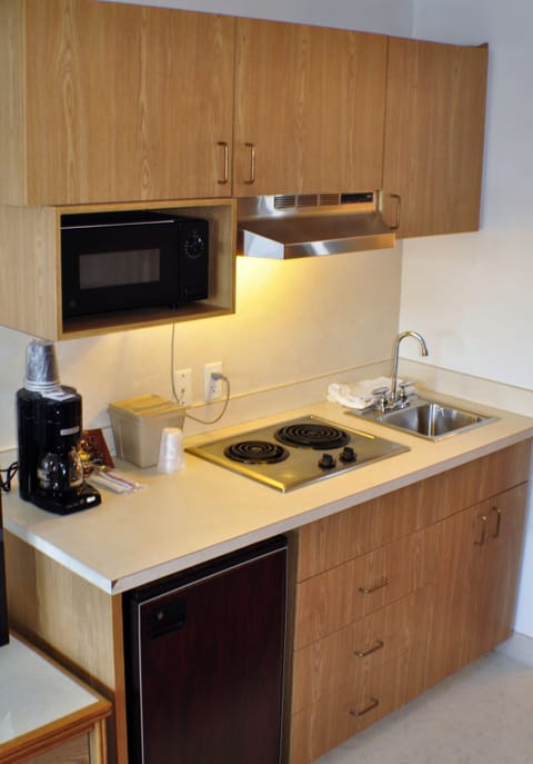 Deluxe Room, 1 Queen Bed, Kitchen | Private kitchenette | Fridge, microwave, coffee/tea maker