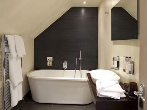 Superior Double Room, Ensuite | Bathroom | Hair dryer, towels