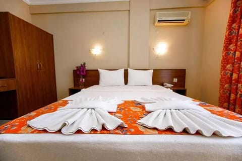 Standard Double or Twin Room, Sea View | Minibar, desk, bed sheets