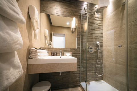 Standard Triple Room | Bathroom | Hair dryer, towels