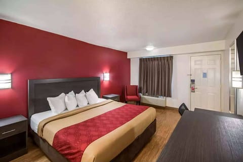 Room, 1 King Bed, Non Smoking | Desk, iron/ironing board, free WiFi, bed sheets