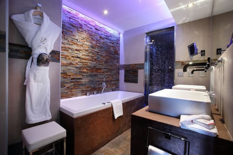 Superior Suite | Bathroom | Combined shower/tub, hair dryer, bathrobes, slippers