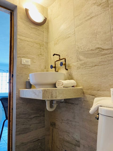 Standard Triple Room | Bathroom | Shower, eco-friendly toiletries, hair dryer, bidet