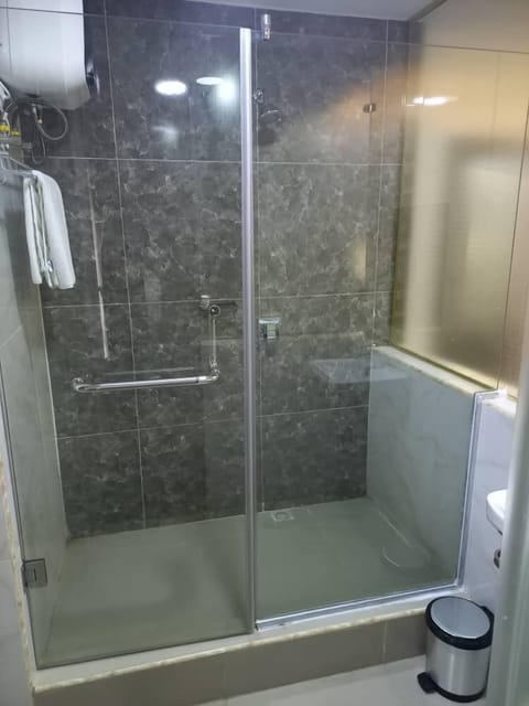 Executive Room | Bathroom | Shower, rainfall showerhead, free toiletries, bathrobes