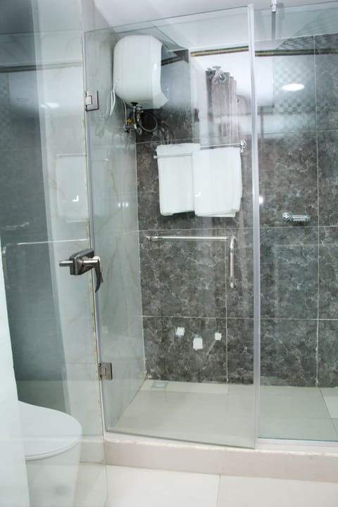 Executive Room | Bathroom | Shower, rainfall showerhead, free toiletries, bathrobes