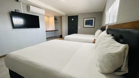 Quadruple Room | In-room safe, desk, free WiFi, bed sheets