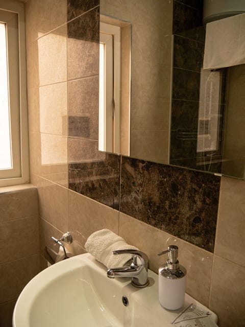 Family Room | Bathroom | Shower, free toiletries, hair dryer, soap