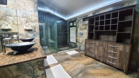 Luxury Studio Suite | Bathroom | Slippers, towels