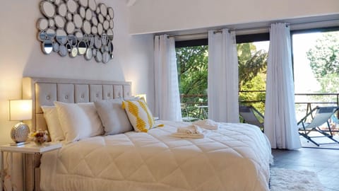 Panoramic Cabin, River View, Mountainside | Egyptian cotton sheets, premium bedding, down comforters