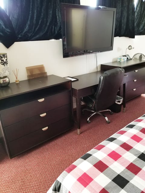 2 Queen Bed Non Smoking (1 Queen Bed and 1 Full Bed) | Desk, blackout drapes, iron/ironing board, free WiFi