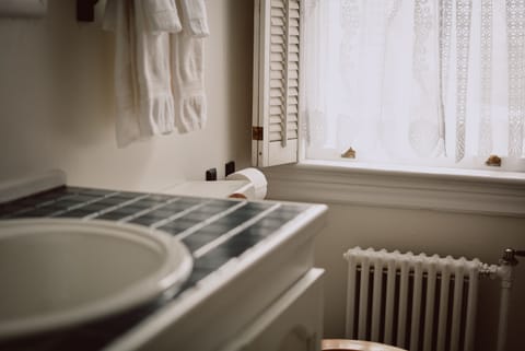 Basic Room | Bathroom | Hair dryer, towels, soap, shampoo