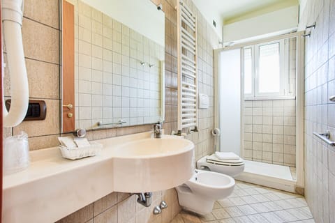 Superior Room, City View | Bathroom | Shower, hair dryer, bidet, towels