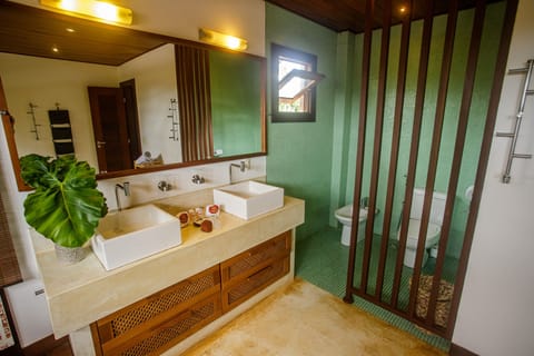 Deluxe Room | Bathroom