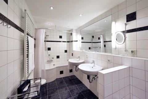 Deluxe Room | Bathroom | Shower, hair dryer, slippers, towels