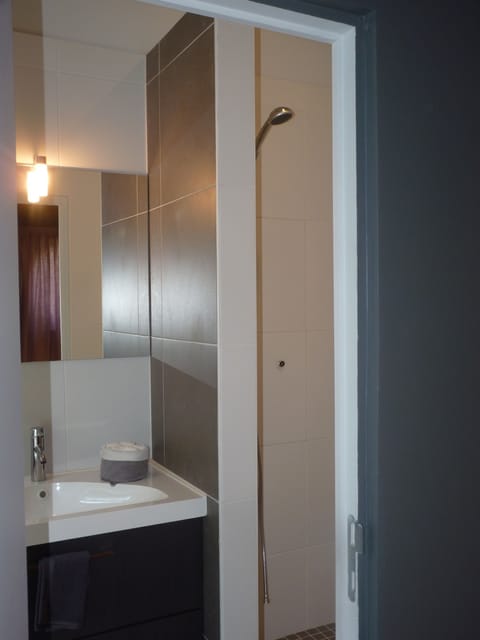Suite | Bathroom | Shower, hair dryer, towels