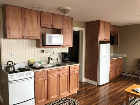 Standard Apartment | Private kitchen | Full-size fridge, microwave, oven, stovetop